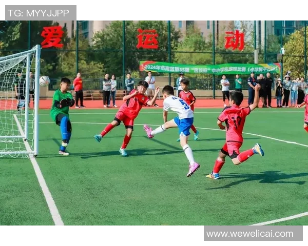 群星闪耀足球巨星同框合影展现绿茵激情时刻